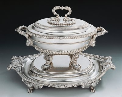 Soupière en argent de style George III avec plateau - English School