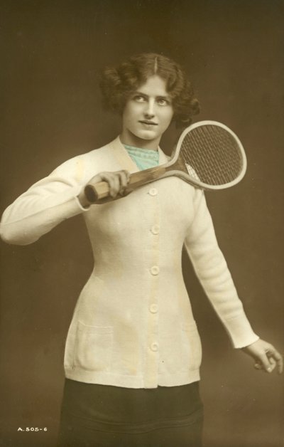 Fille tenant une raquette de tennis - English School