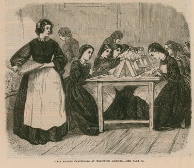 Filles fabriquant des cartouches à l