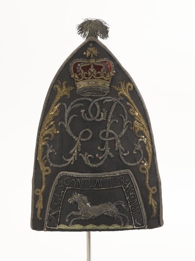 Casquette de grenadier, bataillon sud, milice du Hampshire, portée par le lieutenant J B Harrison - English School