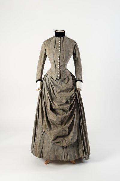 Robe en coton gris avec tablier drapé à l