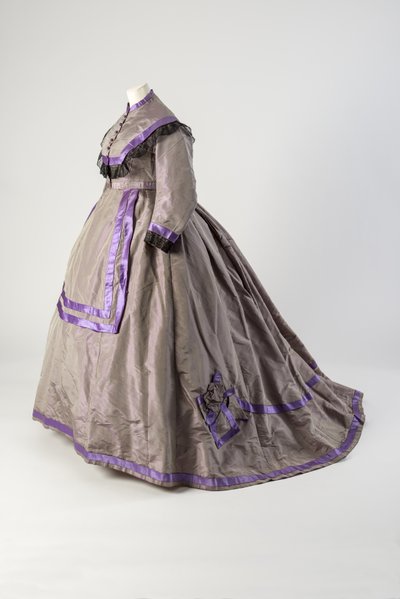 Robe en taffetas de soie grise ornée de dentelle noire et de satin de soie violet - English School