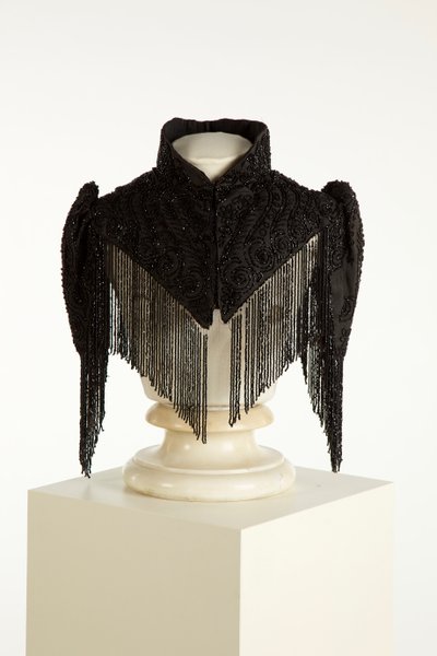 Pèlerine ou cape noire à col haut, c.1890-1900 - English School