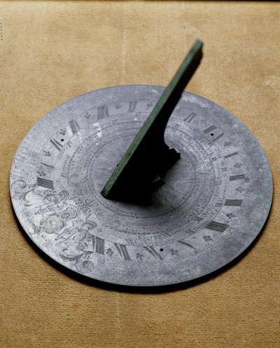 Cadran solaire horizontal de jardin, avec gravure de blason - English School
