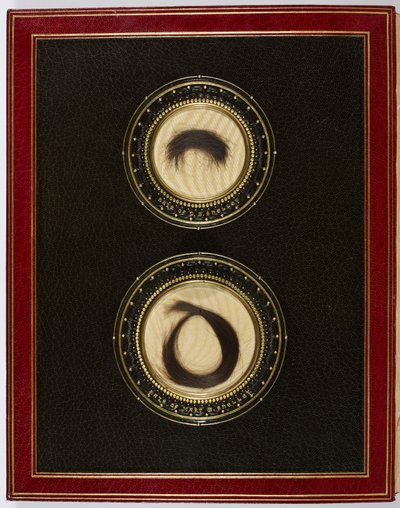 Couverture intérieure avant, avec des mèches de cheveux de Percy Bysshe Shelley et de sa femme Mary Shelley - English School