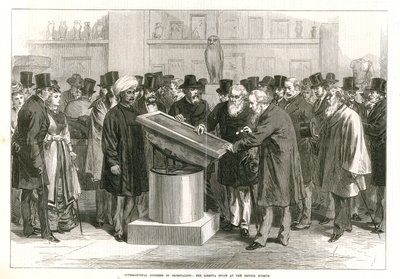 Congrès International des Orientalistes examinant la Pierre de Rosette au British Museum - English School