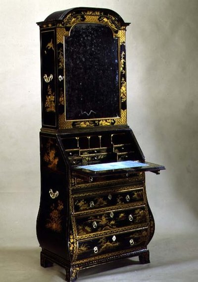 Cabinet bureau Queen Anne laqué avec côtés bombés, début du 18e siècle - English School