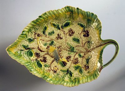 Plat en forme de feuille décoré de vignes et d