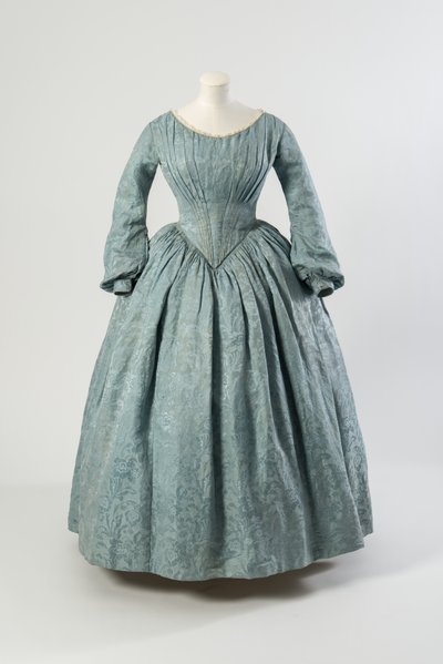 Robe en soie fleurie bleu clair avec corsage pointu et manches longues - English School