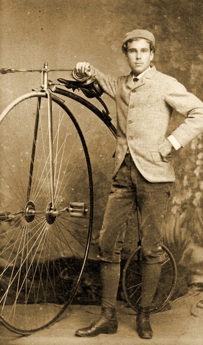 Homme debout à côté de son grand-bi, c.1890 (photo n/b) - English School