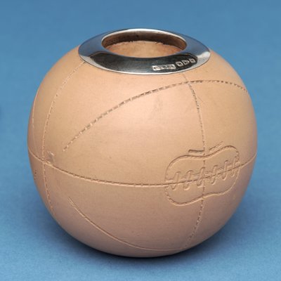 Porte-allumettes en forme de ballon de football, Doulton & Co., Lambeth (céramique) - English School