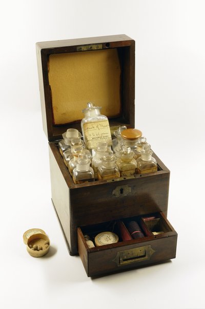 Coffret médical utilisé par Florence Nightingale pendant la guerre de Crimée, 1854-56 - English School