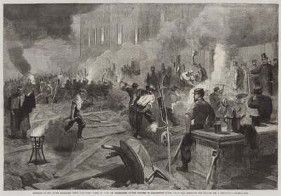 Membres du corps des volontaires de fusiliers du South Middlesex travaillant à la lumière des torches dans les jardins de Burlington House, Piccadilly, dégageant le terrain pour le hangar d