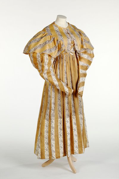 Robe en mousseline avec motif abstrait mauve imprimé dans un design à rayures verticales jaunes et blanches, c.1820-30 - English School