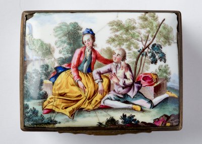 Boîte oblongue avec des amoureux dans un paysage sur le couvercle, et des fleurs et insectes peints sur les côtés - English School