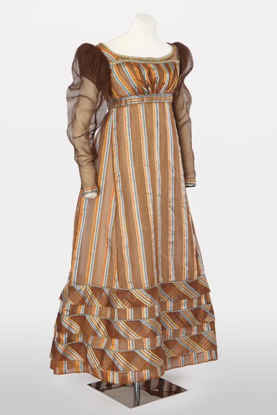 Une des deux robes assorties portées par deux sœurs au bal de Waterloo de la duchesse de Richmond à Bruxelles le 15 juin - English School