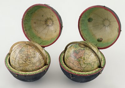 Paire de globes de poche, fabriqués par Newton & Son, vers 1830 (carton pierre, laiton, papier et simili cuir noir) - English School