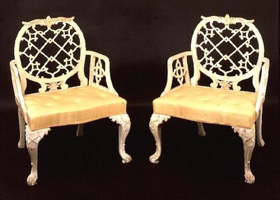 Paire de fauteuils peints et sculptés, George III, fin du XVIIIe siècle - English School