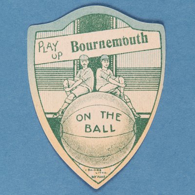 Jouez Bournemouth, carte Baines en forme de bouclier et deux footballeurs assis sur un grand ballon de football, 1888-89 - English School