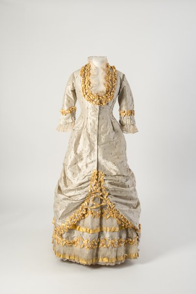 Robe de soirée ligne princesse en soie rayée gris et blanc étroite ornée de ruban froncé en taffetas de soie jaune recouvert de filet - English School