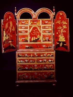 Cabinet double à dôme de la reine Anne sur coffre avec portes ouvertes - English School