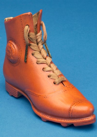 Réplique de chaussure de football avec lacets marqués du brevet Stevens (céramique) - English School