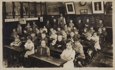 Des écoliers dans leur salle de classe (photo n/b) - English School
