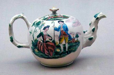 Théière Staffordshire décorée en famille rose, vers 1770 - English School