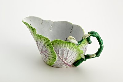Saucière de Staffordshire formée de feuilles moulées et d