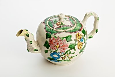 Théière de Staffordshire décorée de chrysanthèmes, 1760 - English School