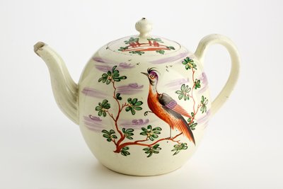 Théière de Staffordshire décorée d