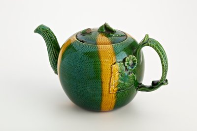 Théière de Staffordshire avec anse et bec en forme de branche de crabe, 1750 - English School