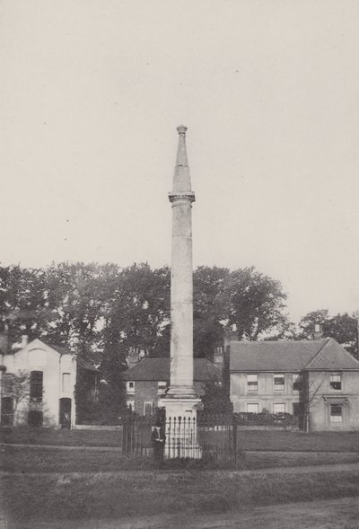 Colonne de pierre qui se trouvait autrefois aux Sept Cadrans - English School