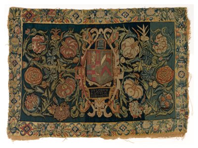 Longue housse de coussin en tapisserie représentant les armes de Walter Jones et de son épouse Eleanor Pope - English School