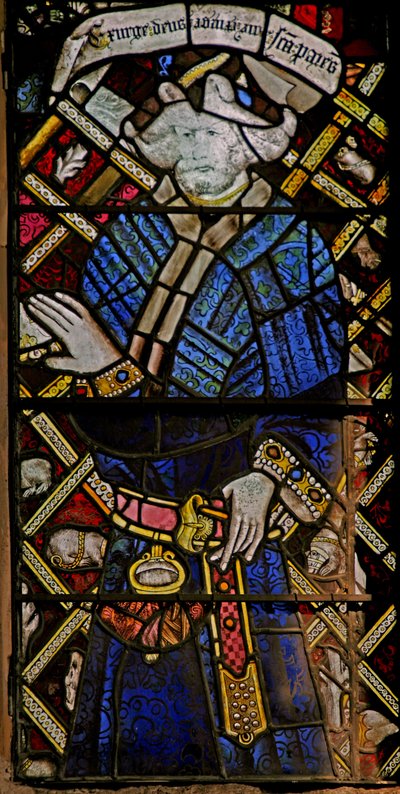 La fenêtre est (Ew) représentant un prophète (figure composite) avec des bijoux de verre coloré incrusté - English School