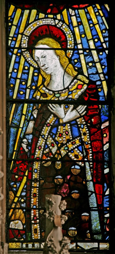 La fenêtre est (Ew) représentant la Vierge Marie (figure composite) - avec des bijoux de verre incrusté - English School