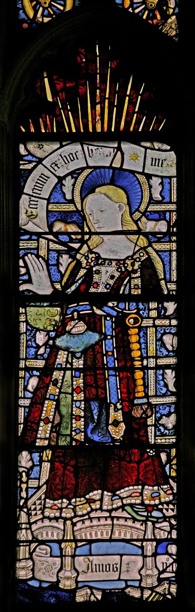 La fenêtre Est (Ew) représentant la Vierge Marie (figure composite) - avec des bijoux en verre incrusté - English School