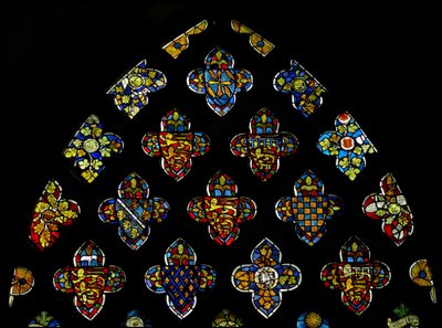 La fenêtre Est, lumières de la rosace, verre héraldique montrant les liens des familles locales avec la royauté - English School