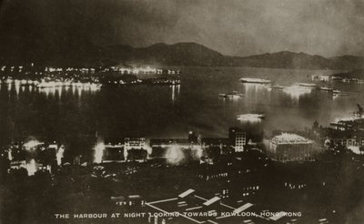 Le port la nuit en direction de Kowloon, Hong Kong, d