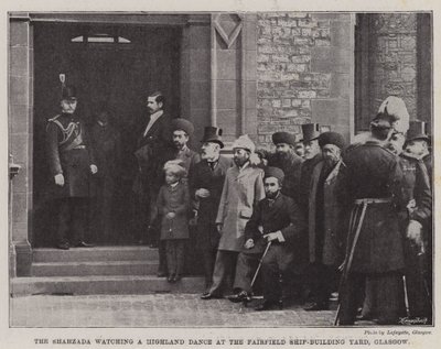Le Shahzada regardant une danse des Highlands au chantier naval de Fairfield, Glasgow (gravure) - English School