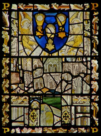 La fenêtre est représentant un bouclier avec des emblèmes du Sacrement; fragments de dais avec des figures - English School