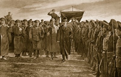 Trotsky, commissaire bolchevique de la guerre de la Russie, inspectant un régiment des Lettons, qui formaient l