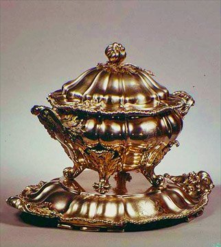 Soupière en forme de melon avec prise en forme de grenade, bordure godronnée et poignées feuillagées, par Garrards, Londres, 1847 - English School