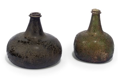 Deux bouteilles de vin vertes "oignon", vers 1700 - English School