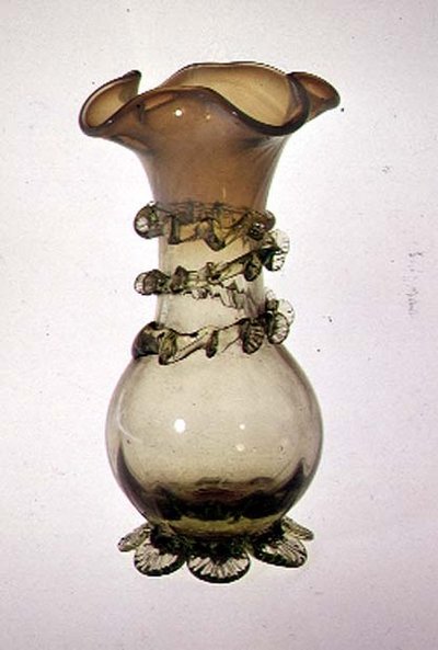 Vase avec décoration appliquée et pincée, fin du XIXe siècle (verre vaseline) - English School