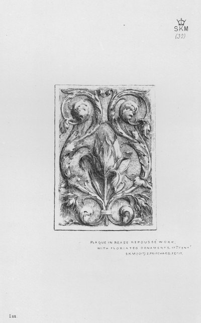 Musée Victoria et Albert : Plaque en laiton repoussé, avec ornements floraux - English School