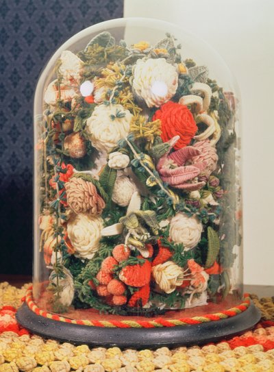 Fleurs en laine victoriennes dans une vitrine - English School