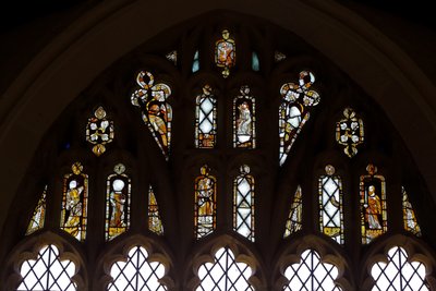 Fenêtre Ew représentant les lumières de la rosace avec Dieu, la Trinité, Saint Pierre, Saint Paul, Sainte Catherine et Gabriel; et un oiseau - English School