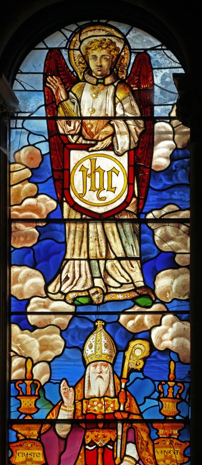 Fenêtre N2 représentant un ange portant le Monogramme du Christ - English School