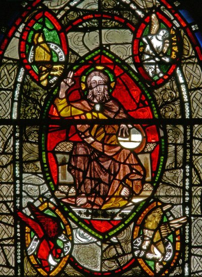 Fenêtre S représentant le Christ en majesté entouré de symboles des évangélistes - English School